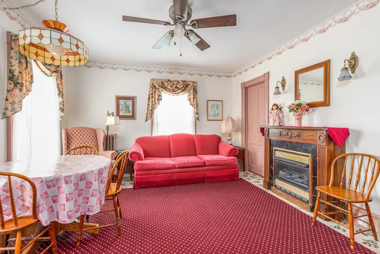 Antoinette's & Guest house 2*