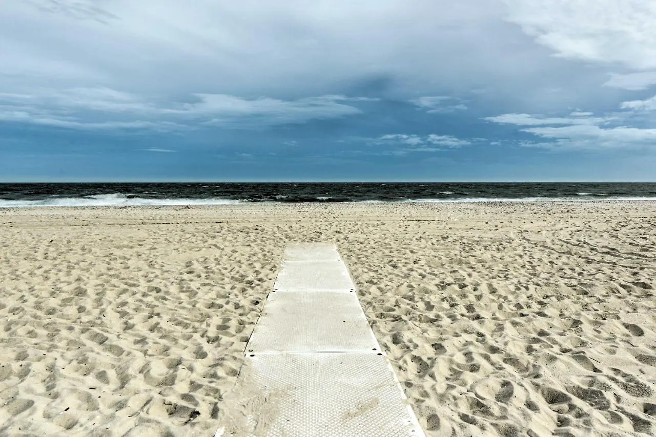 Striking Cape Getaway, Steps From The Beach! Holiday home *