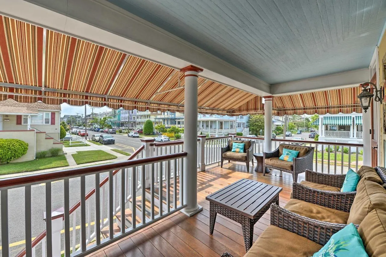 Striking Cape Getaway, Steps From The Beach! Holiday home *