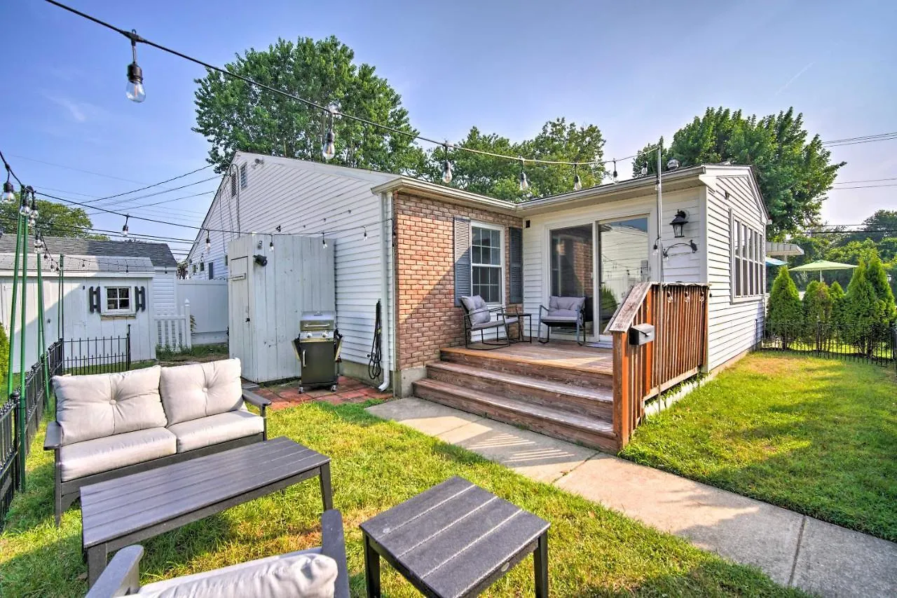 Cape Quad With Grill - 7 Blocks To Beach!