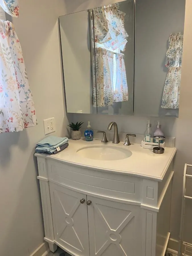 Apartment First Floor, 2 Bedrm 2 Bath, Sleeps 6, Parking Available, Walk To Beach & Shop *
