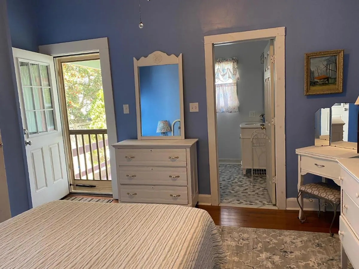 First Floor, 2 Bedrm 2 Bath, Sleeps 6, Parking Available, Walk To Beach & Shop Apartment