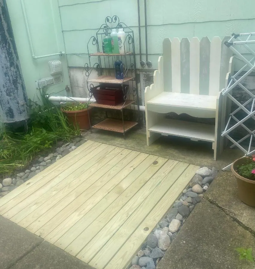 First Floor, 2 Bedrm 2 Bath, Sleeps 6, Parking Available, Walk To Beach & Shop Apartment
