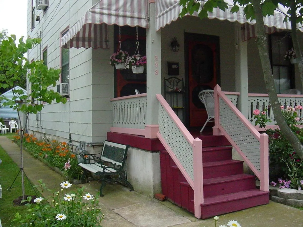 First Floor, 2 Bedrm 2 Bath, Sleeps 6, Parking Available, Walk To Beach & Shop Apartment
