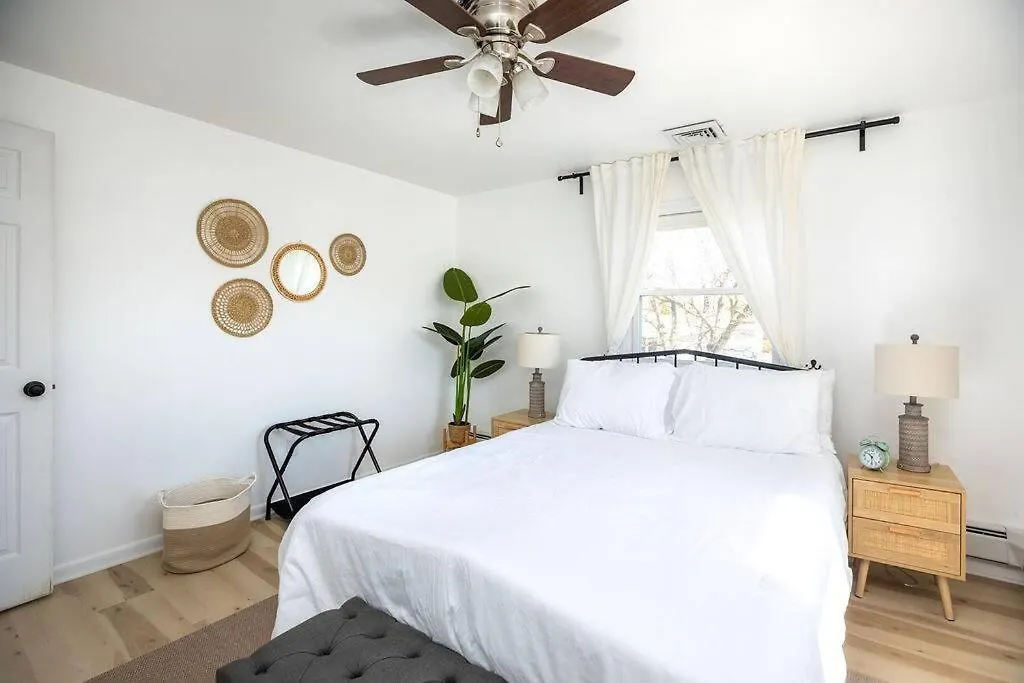 Cozy Getaway - 5 Min Drive To