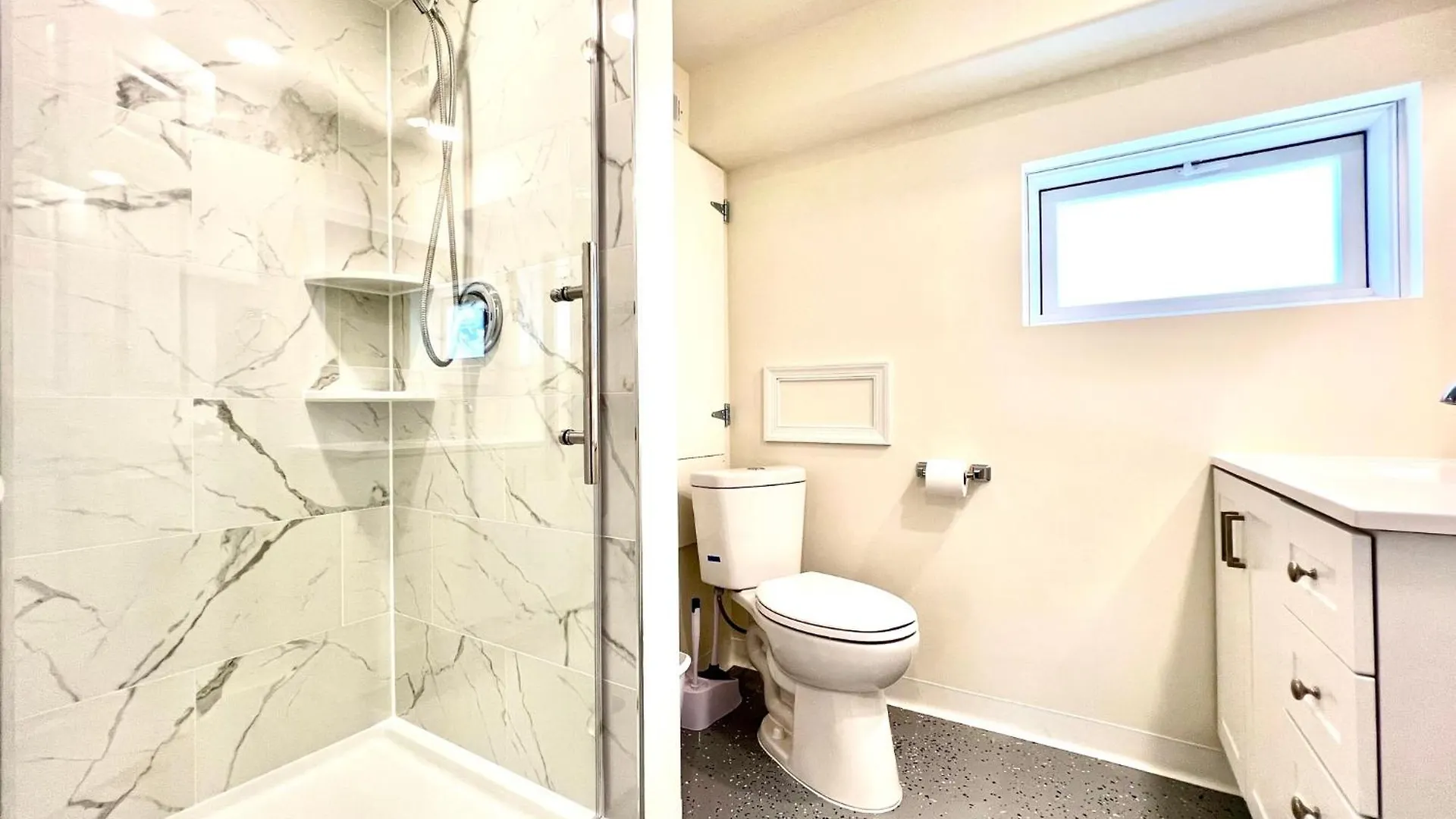 House Cape Just 1 Block From The Bay & A Short 5 Minutes Walk, Sleeps 19 Holiday home *