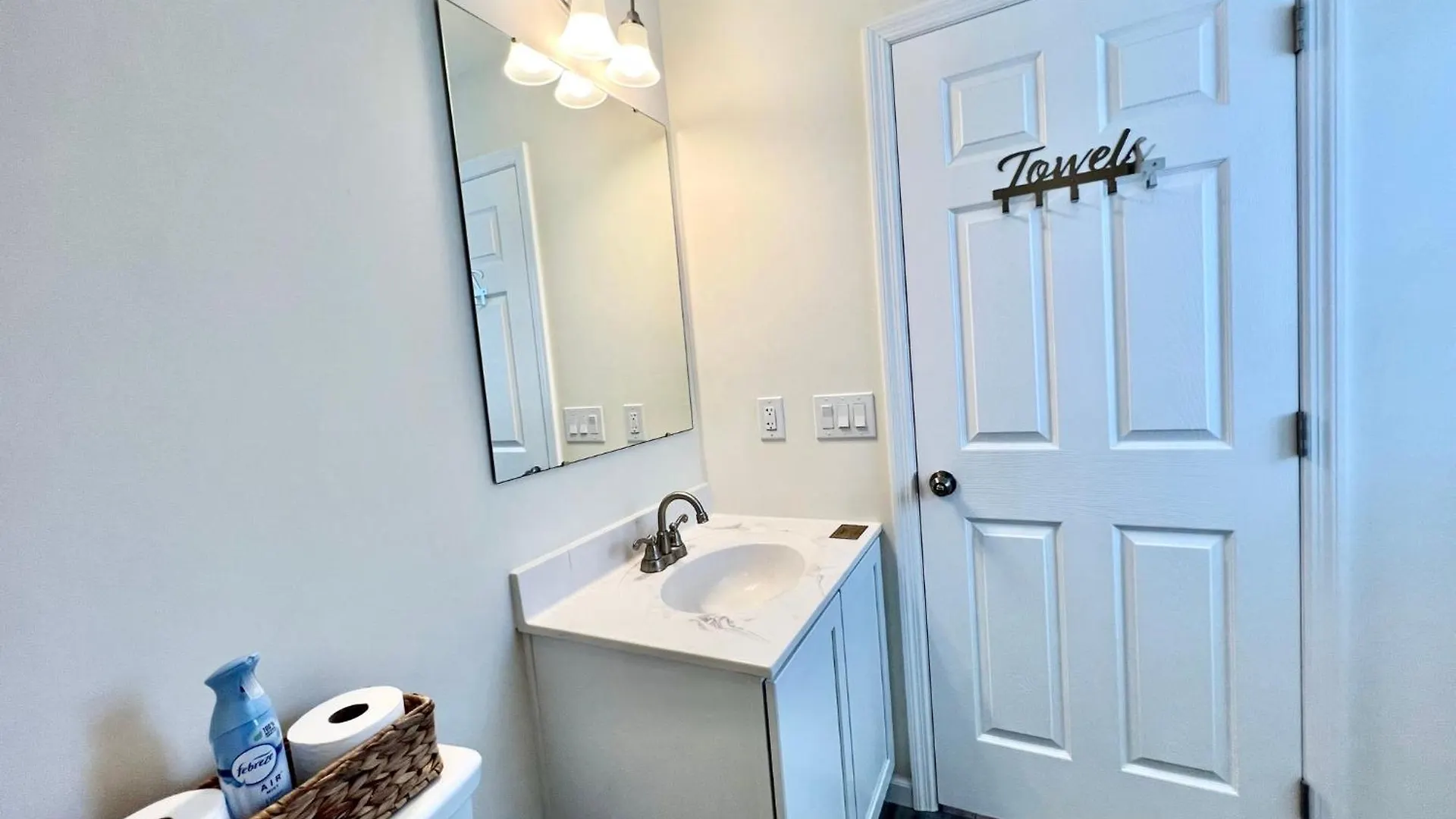 House Cape Just 1 Block From The Bay & A Short 5 Minutes Walk, Sleeps 19 *