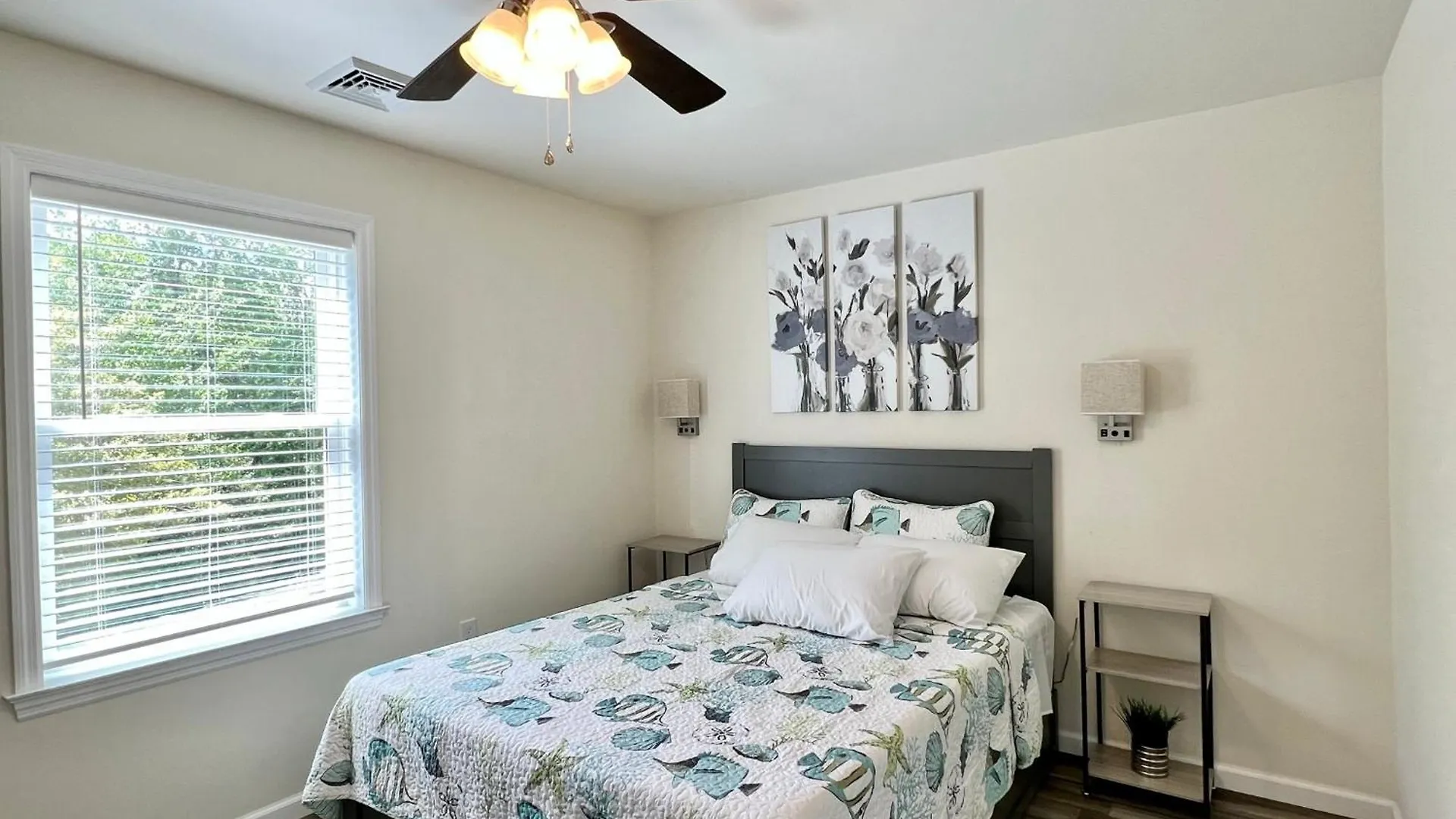 House Cape Just 1 Block From The Bay & A Short 5 Minutes Walk, Sleeps 19 *