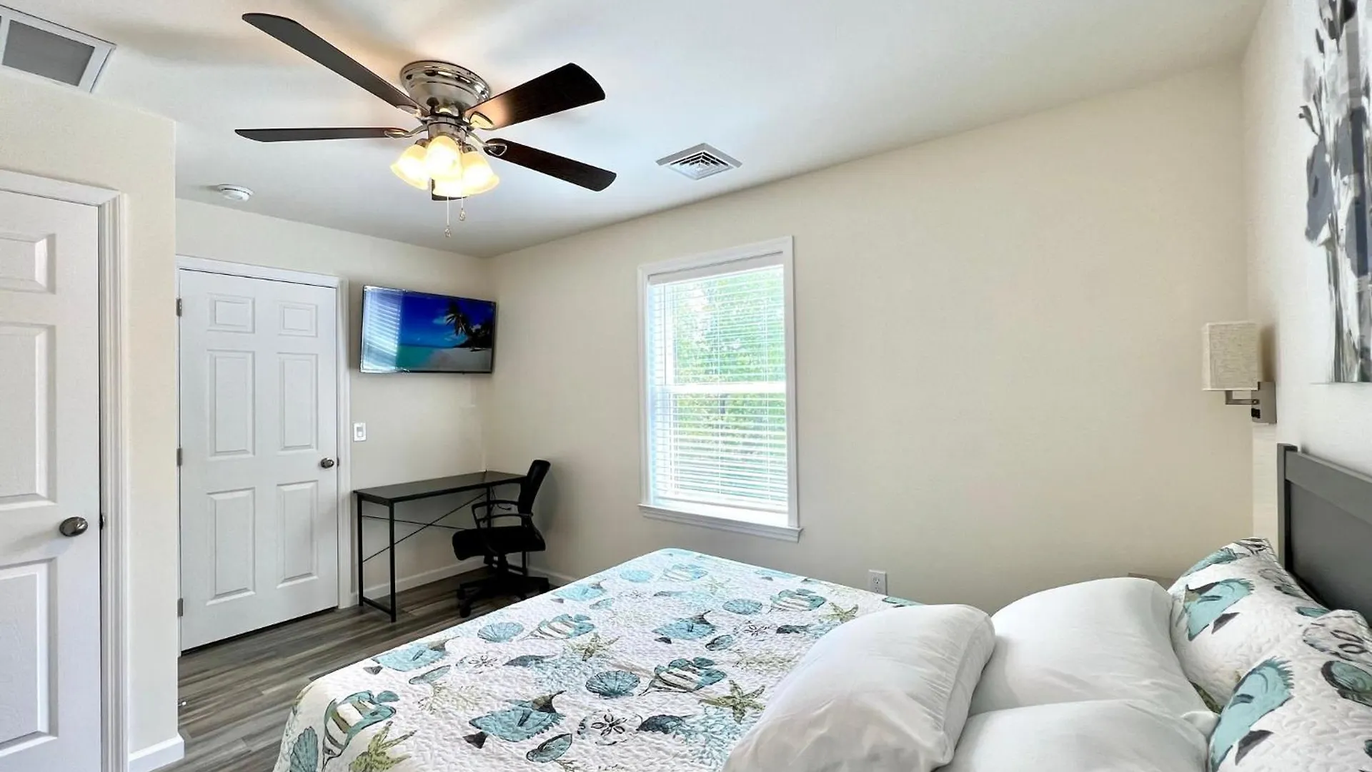 House Cape Just 1 Block From The Bay & A Short 5 Minutes Walk, Sleeps 19