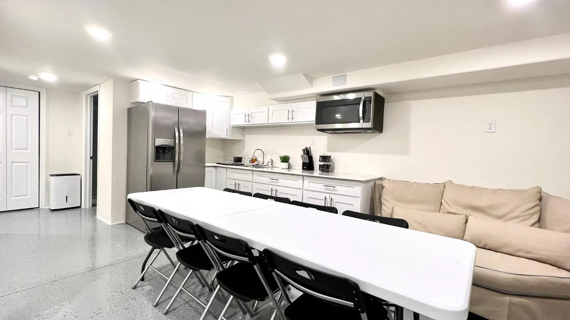 House Cape Just 1 Block From The Bay & A Short 5 Minutes Walk, Sleeps 19 Holiday home
