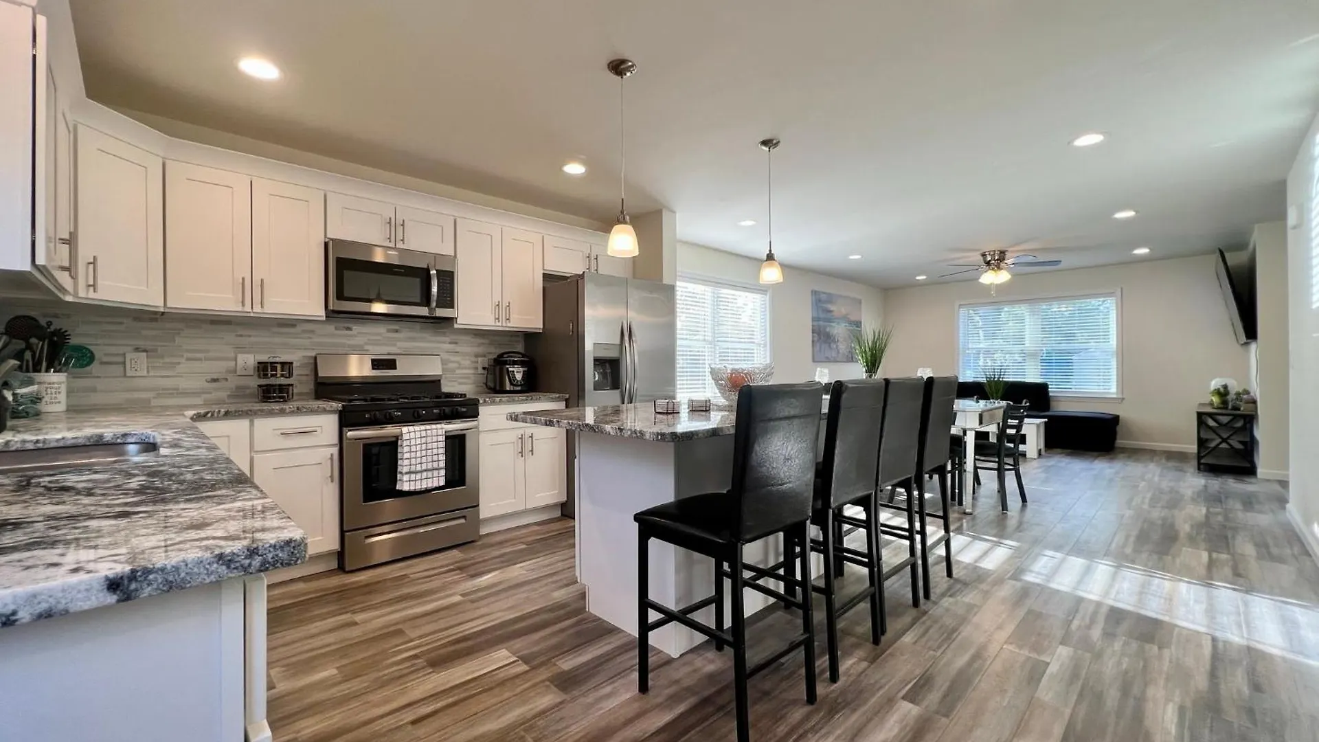 House Cape Just 1 Block From The Bay & A Short 5 Minutes Walk, Sleeps 19 *
