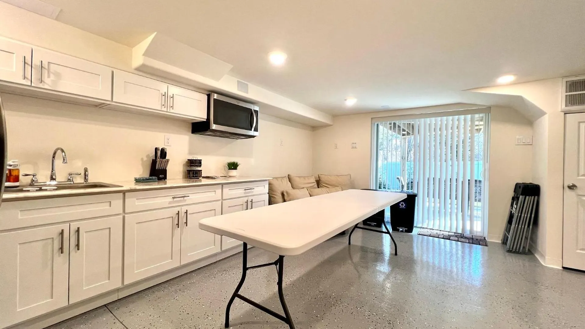 House Cape Just 1 Block From The Bay & A Short 5 Minutes Walk, Sleeps 19