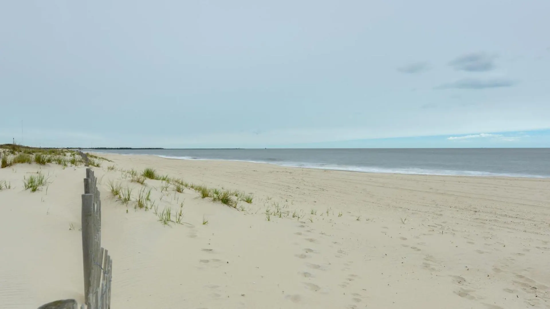 Bright Half-block To Cape Beach!