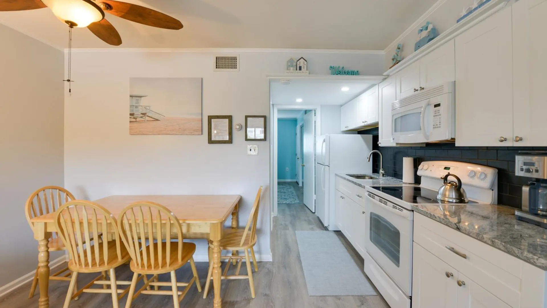 Bright Half-block To Cape Beach! Apartment