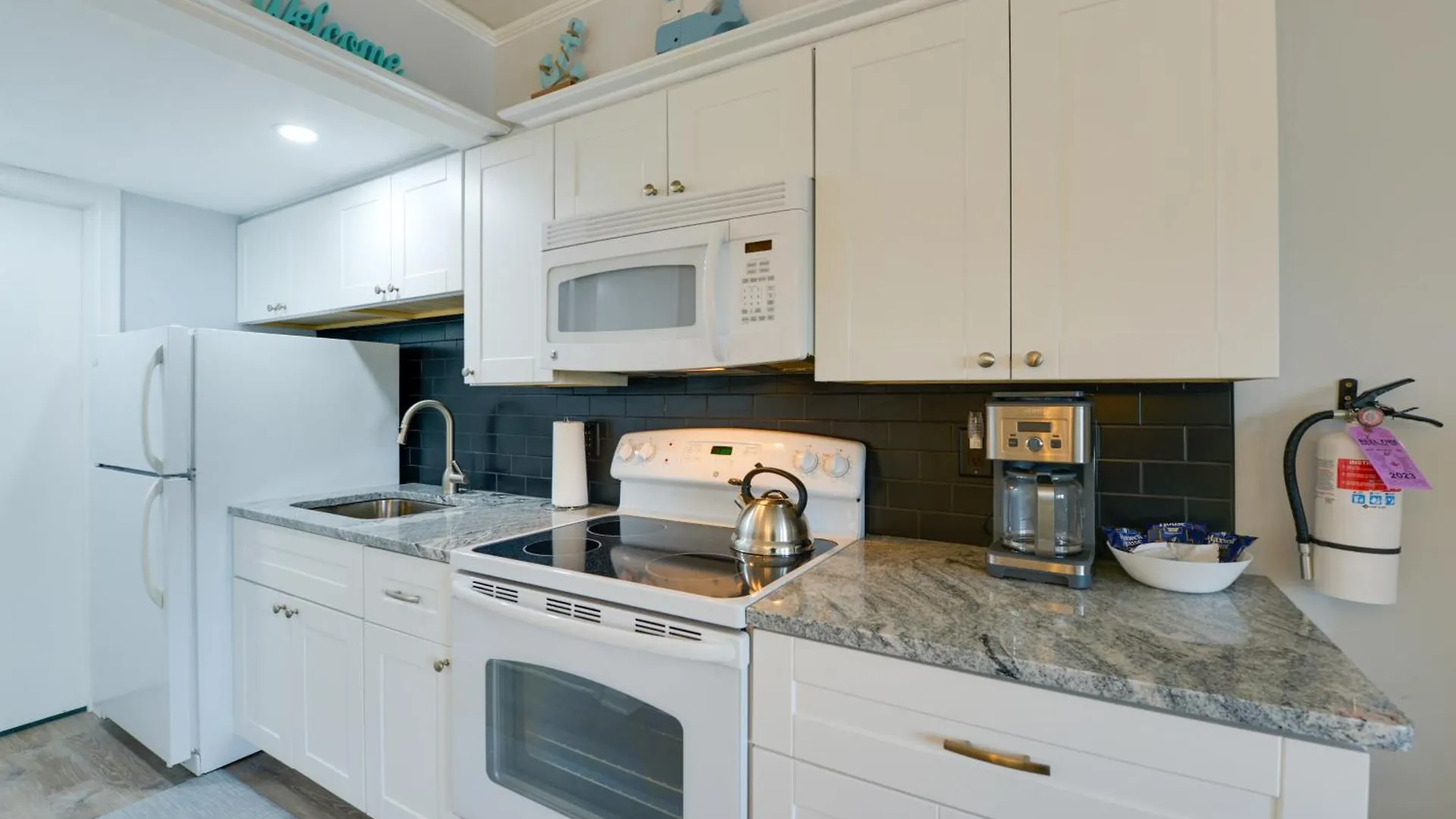 Apartment Bright Half-block To Cape Beach!