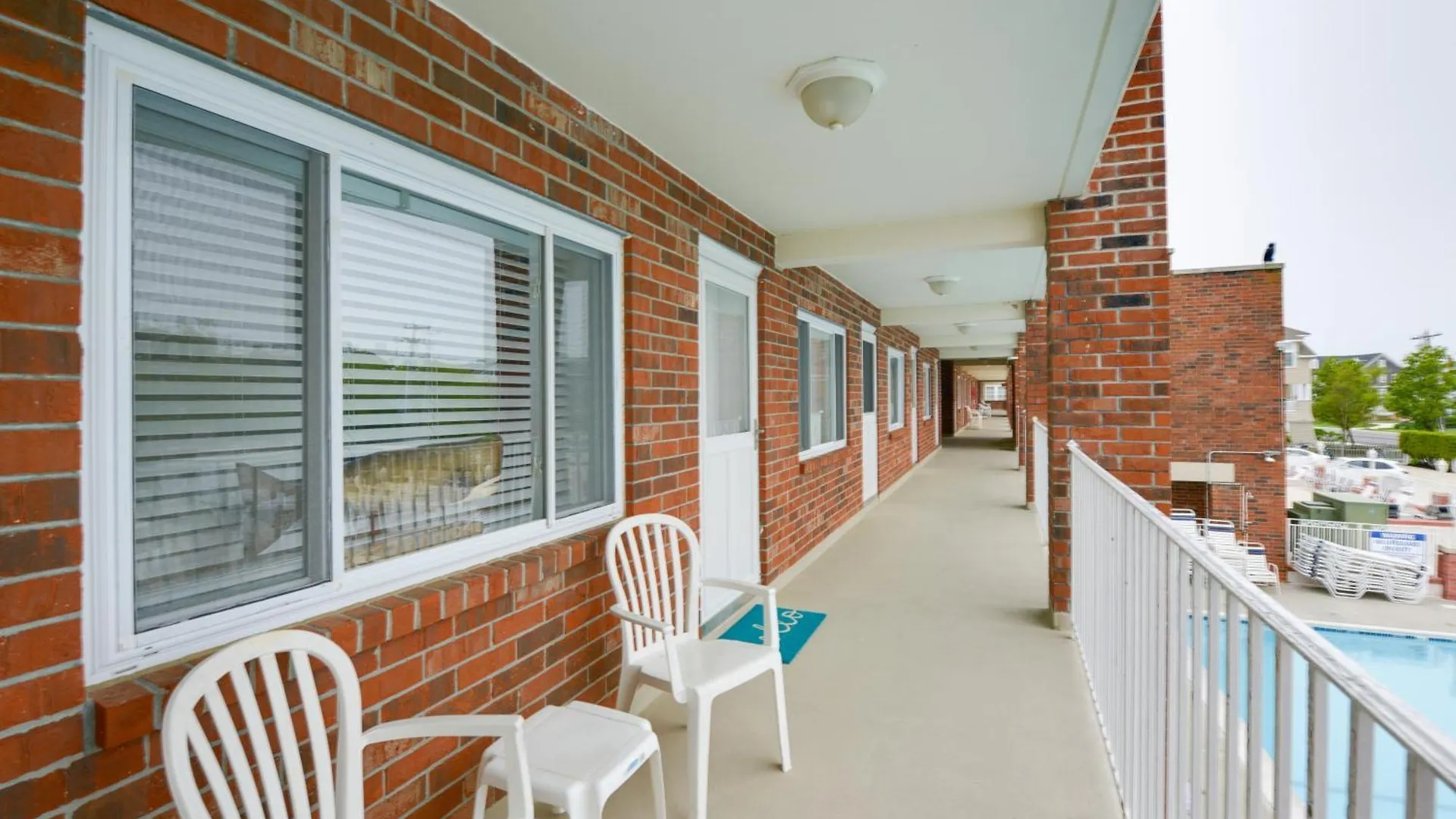 Apartment Bright Half-block To Cape Beach! *
