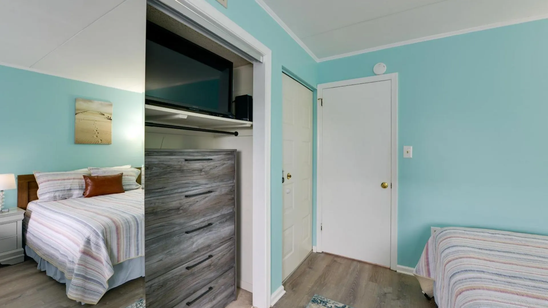 Apartment Bright Half-block To Cape Beach!