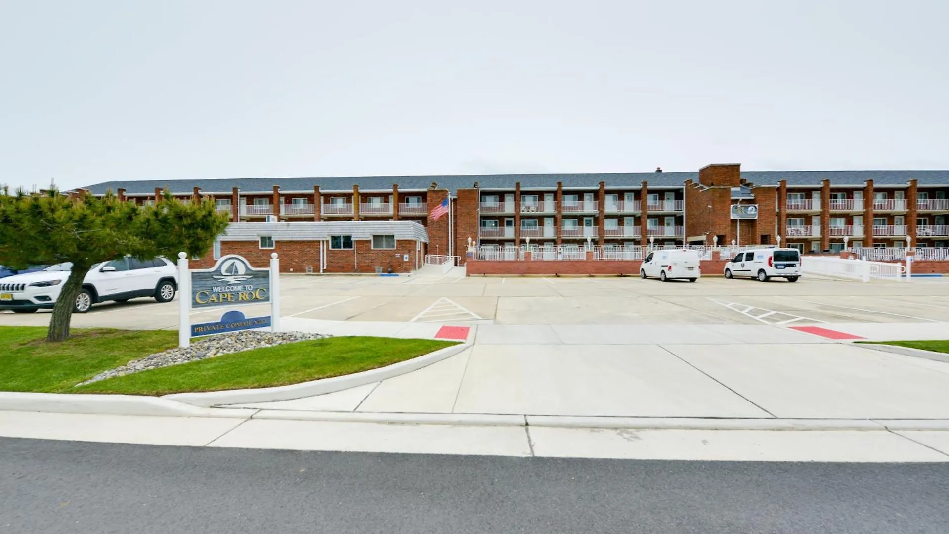 Bright Half-block To Cape Beach! Apartment *