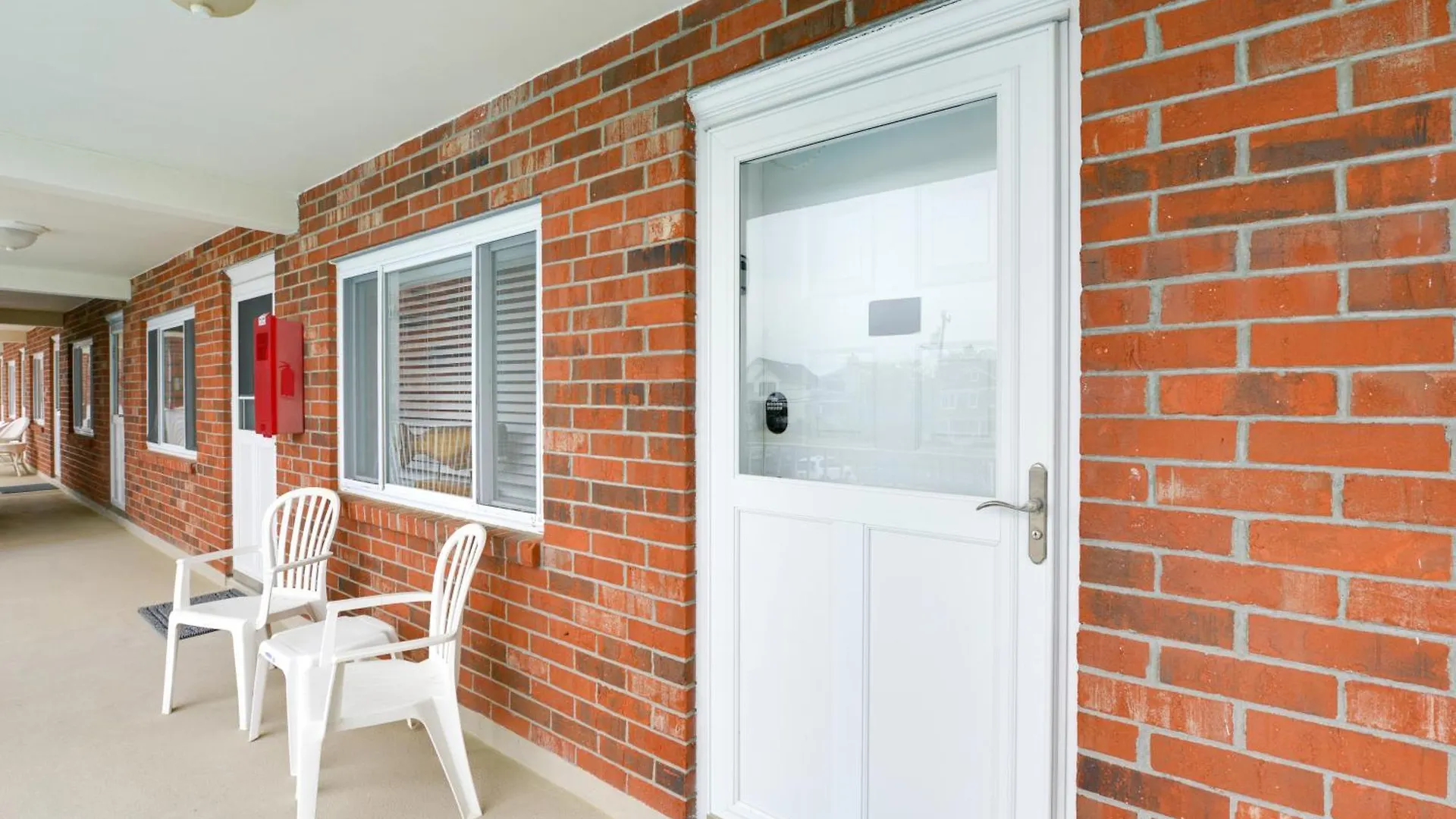 Bright Half-block To Cape Beach! Apartment *