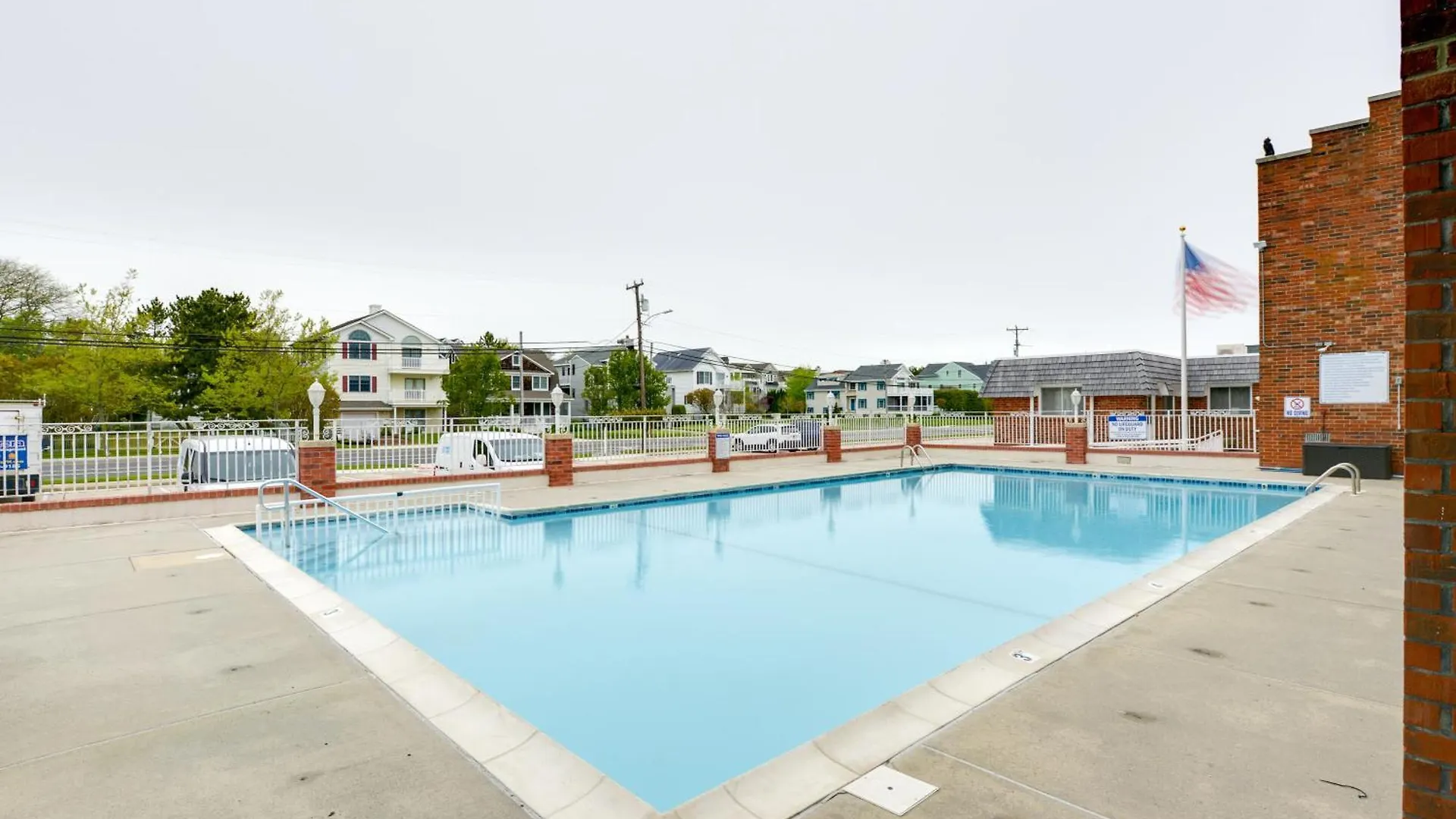 Bright Half-block To Cape Beach! Apartment