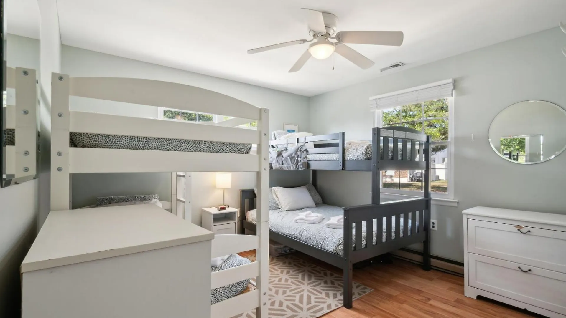 Cozy 2br - Beachside Bliss With Yard Space Apartmán