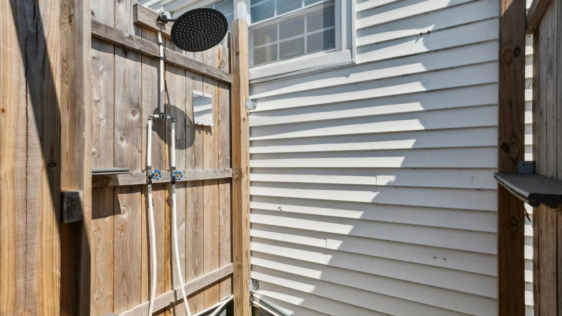 Cozy 2br - Beachside Bliss With Yard Space *