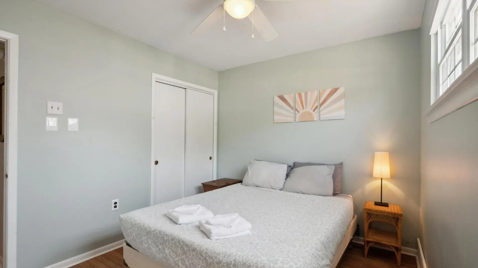 Cozy 2br - Beachside Bliss With Yard Space