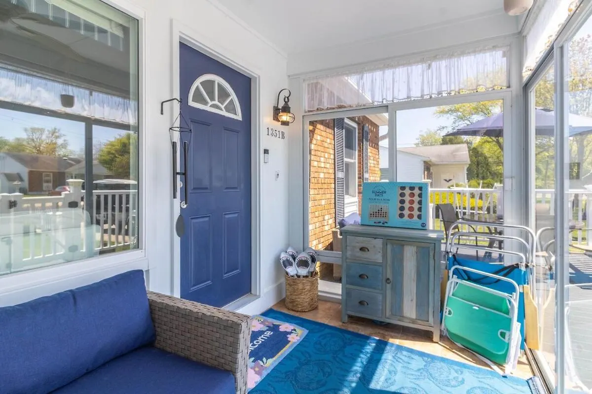 Coastal Cottage! Brand New Listing! Holiday home