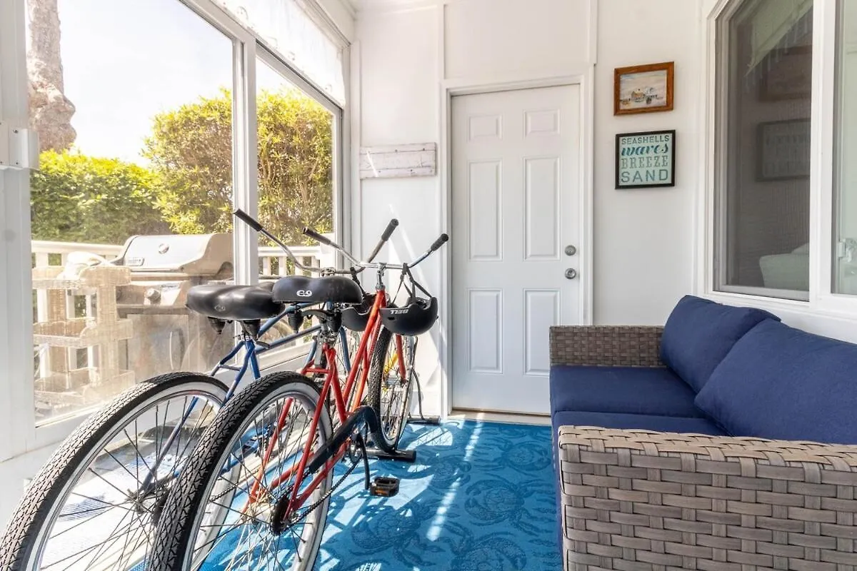 Coastal Cottage! Brand New Listing! Holiday home