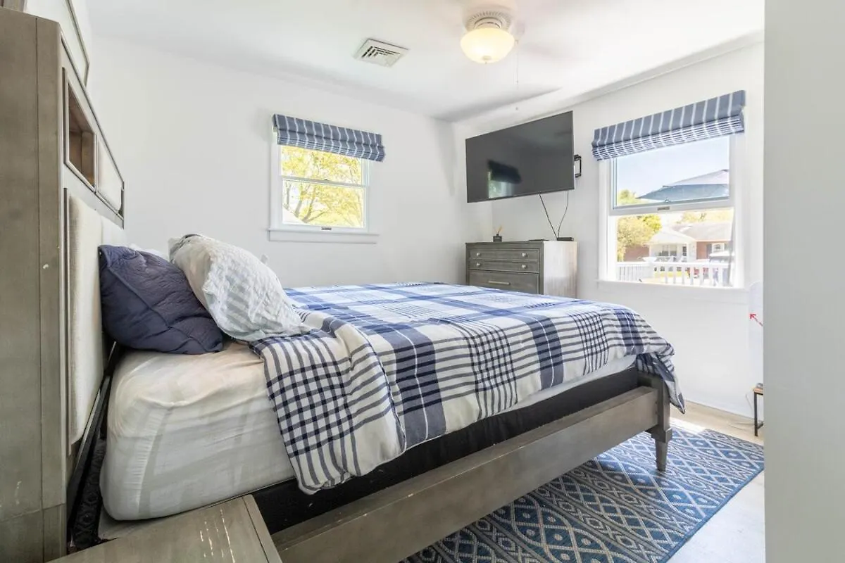 Coastal Cottage! Brand New Listing! Holiday home