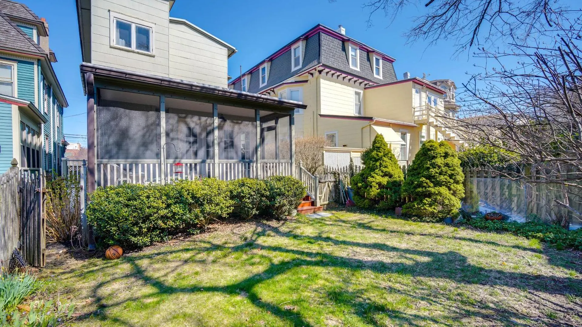 Walk To Cape With Screened Patio! *