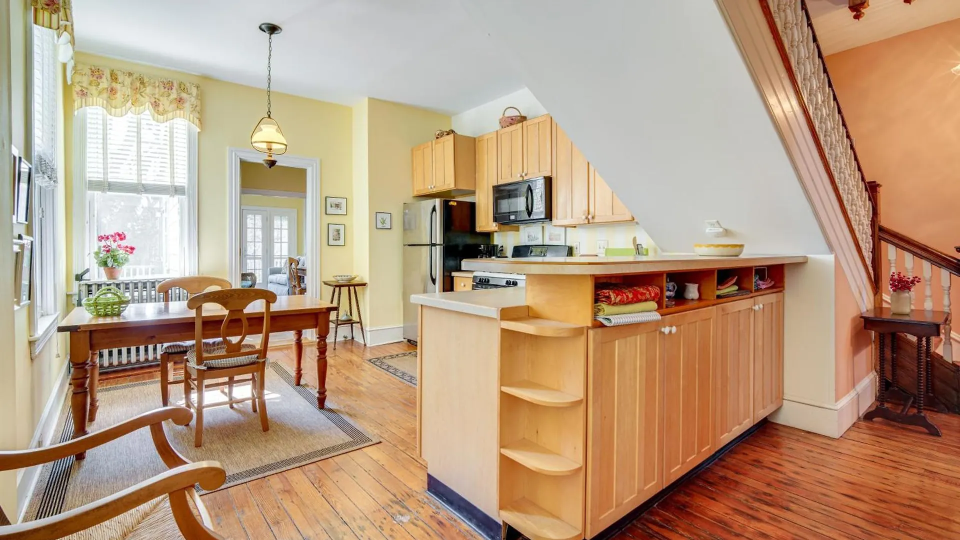 Walk To Cape With Screened Patio!