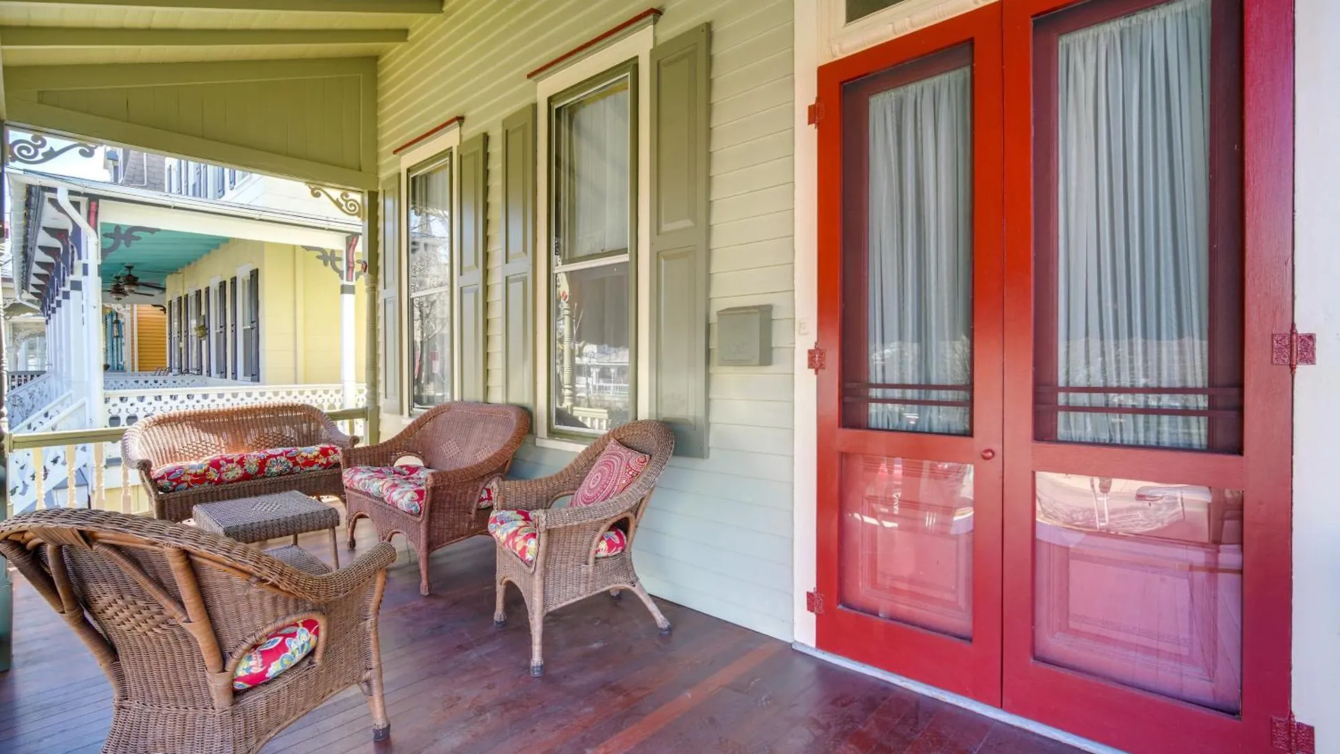 Walk To Cape With Screened Patio! *