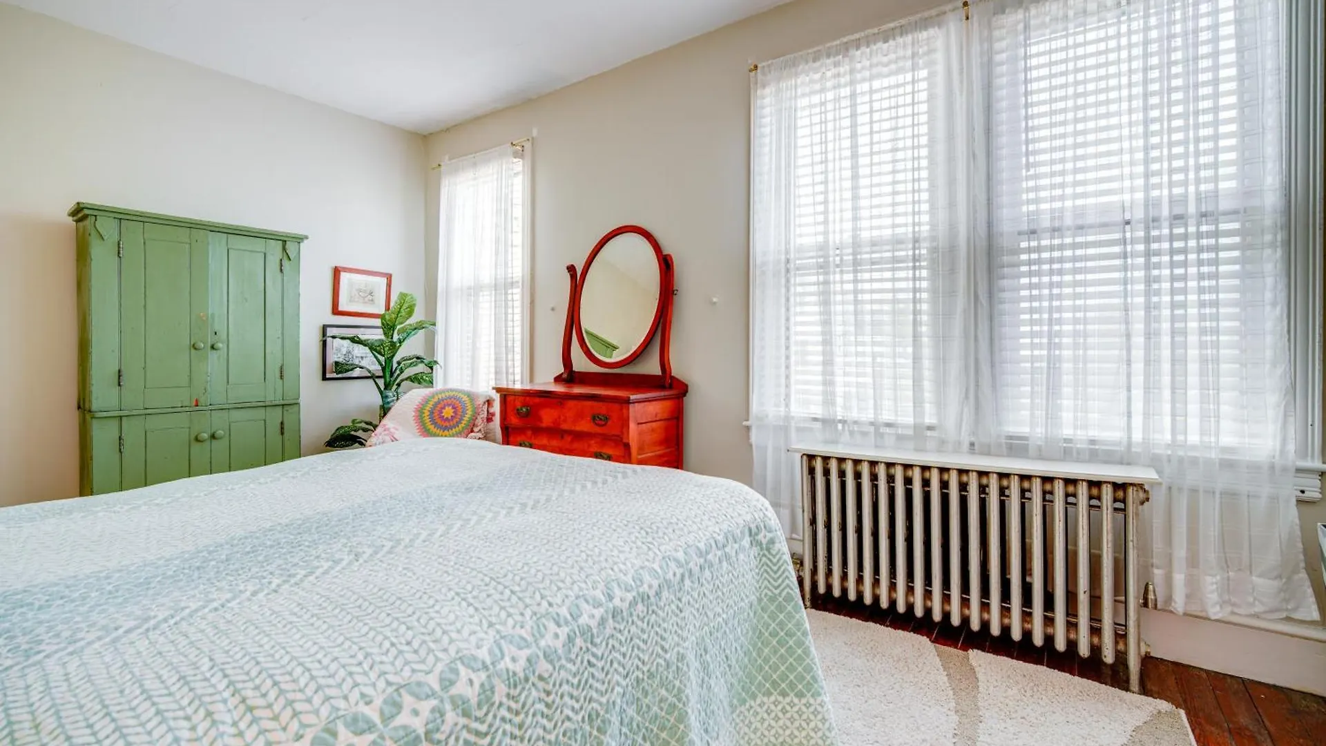 Walk To Cape With Screened Patio! Holiday home