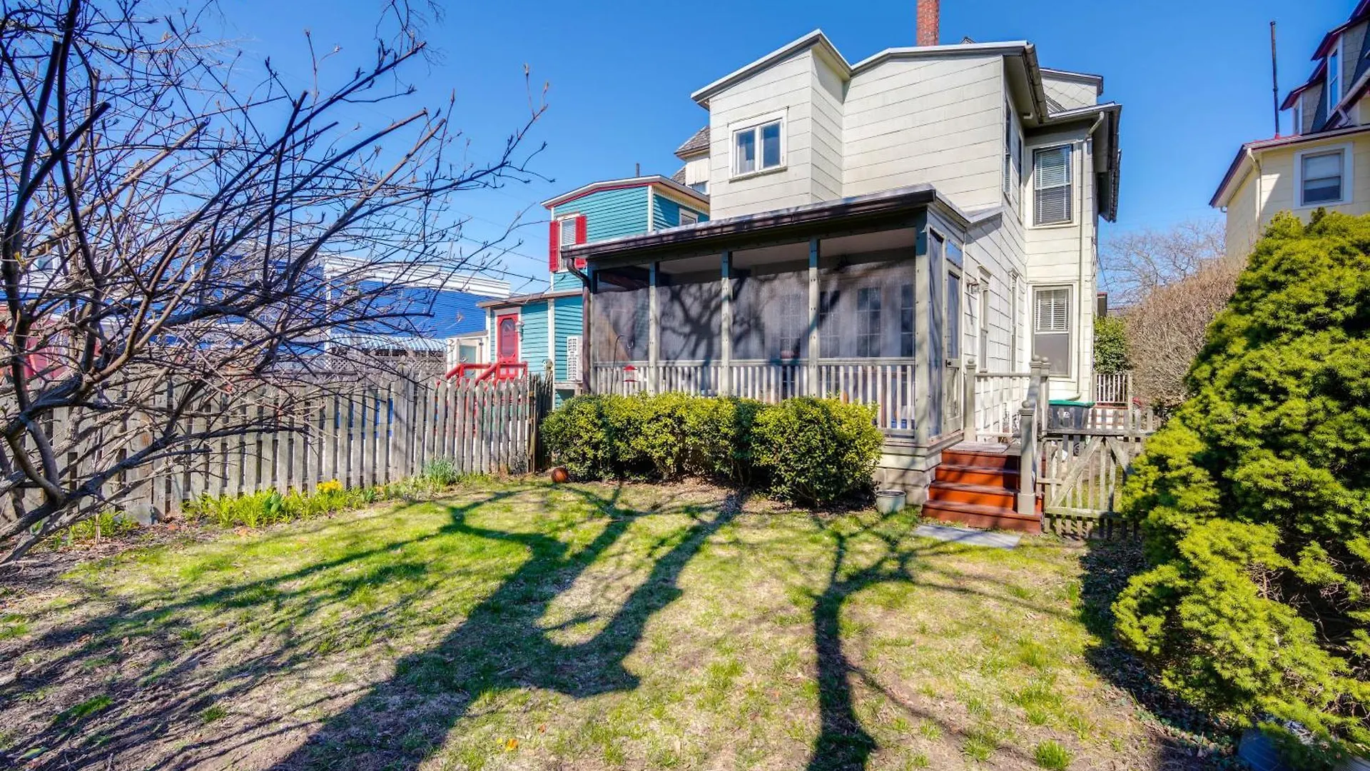 Walk To Cape With Screened Patio! Holiday home