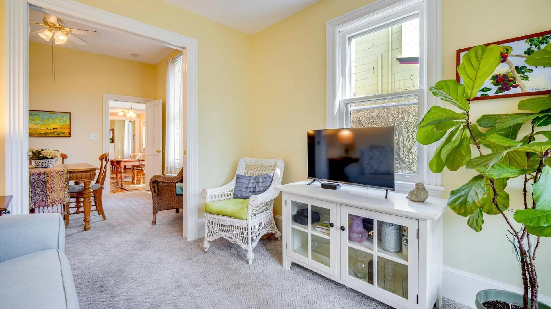 Walk To Cape With Screened Patio! Holiday home