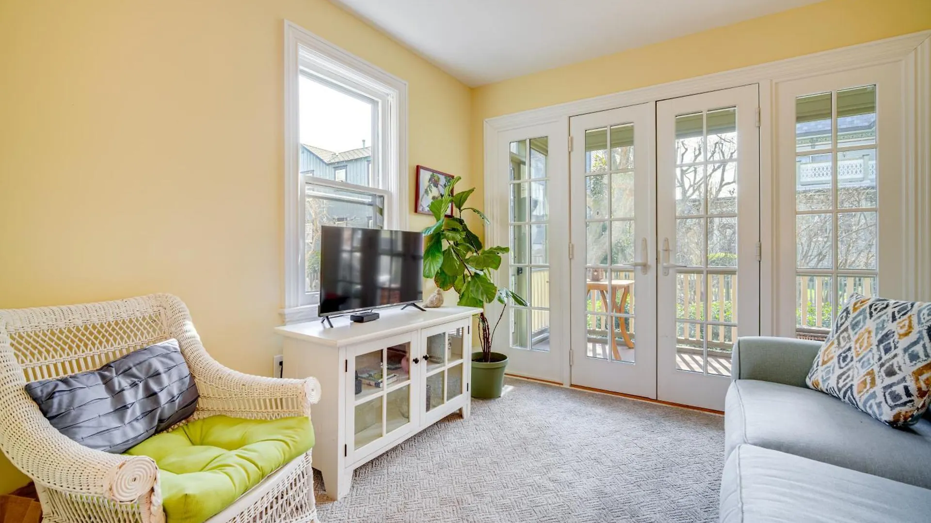 Walk To Cape With Screened Patio! Holiday home *