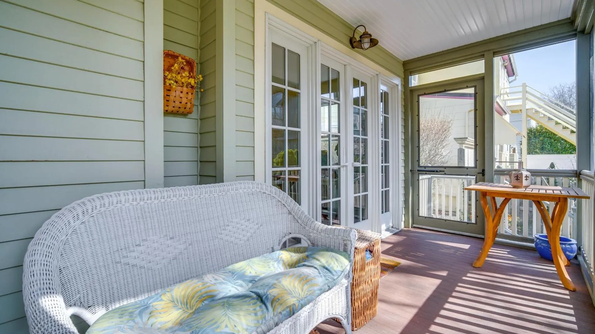 Walk To Cape With Screened Patio! *