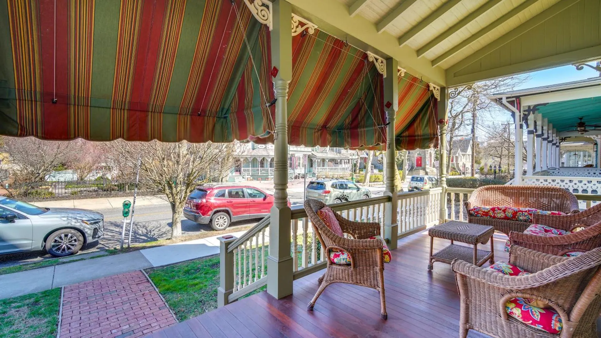 Walk To Cape With Screened Patio! Cape May