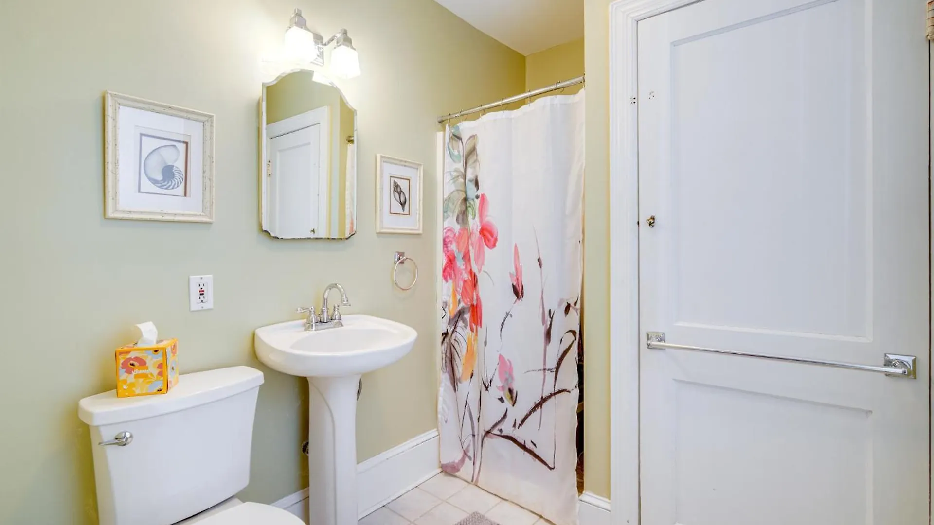 Walk To Cape With Screened Patio! Holiday home *