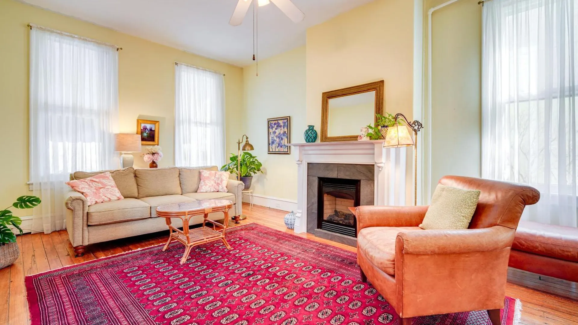 Walk To Cape With Screened Patio! *