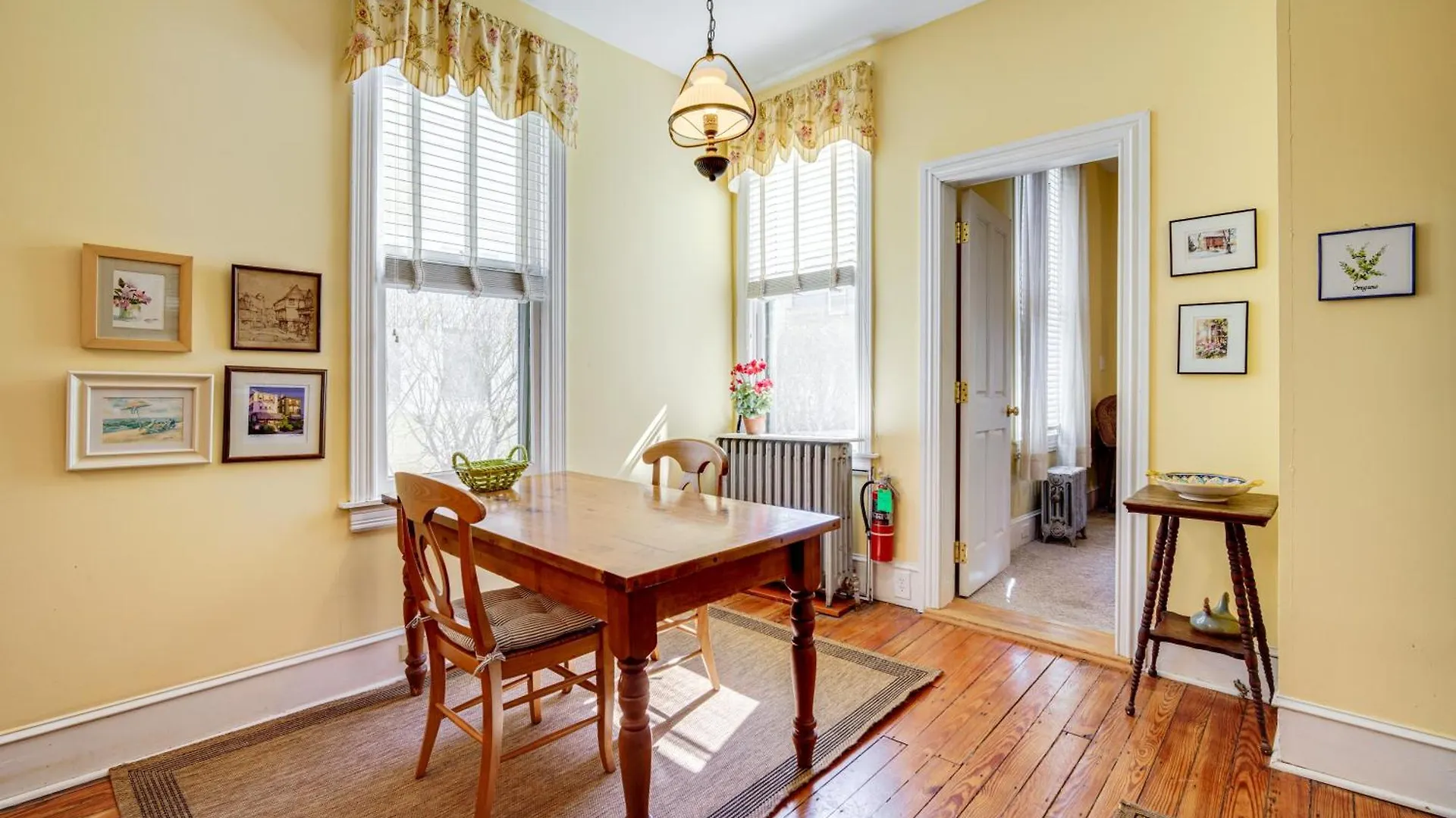 Walk To Cape With Screened Patio!