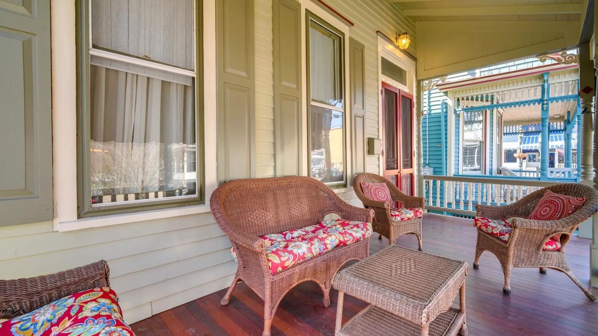 Walk To Cape With Screened Patio! Holiday home