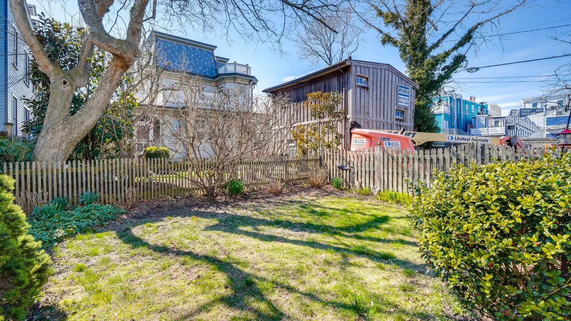Walk To Cape With Screened Patio! *