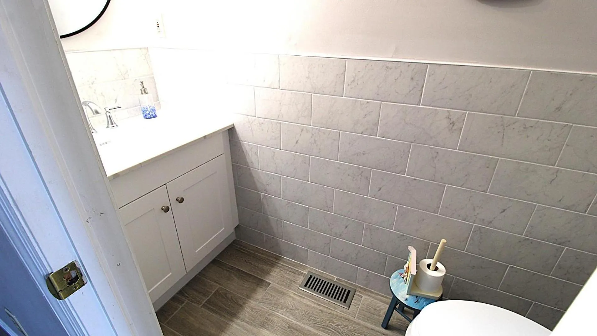 Apartment 402 St, Place *