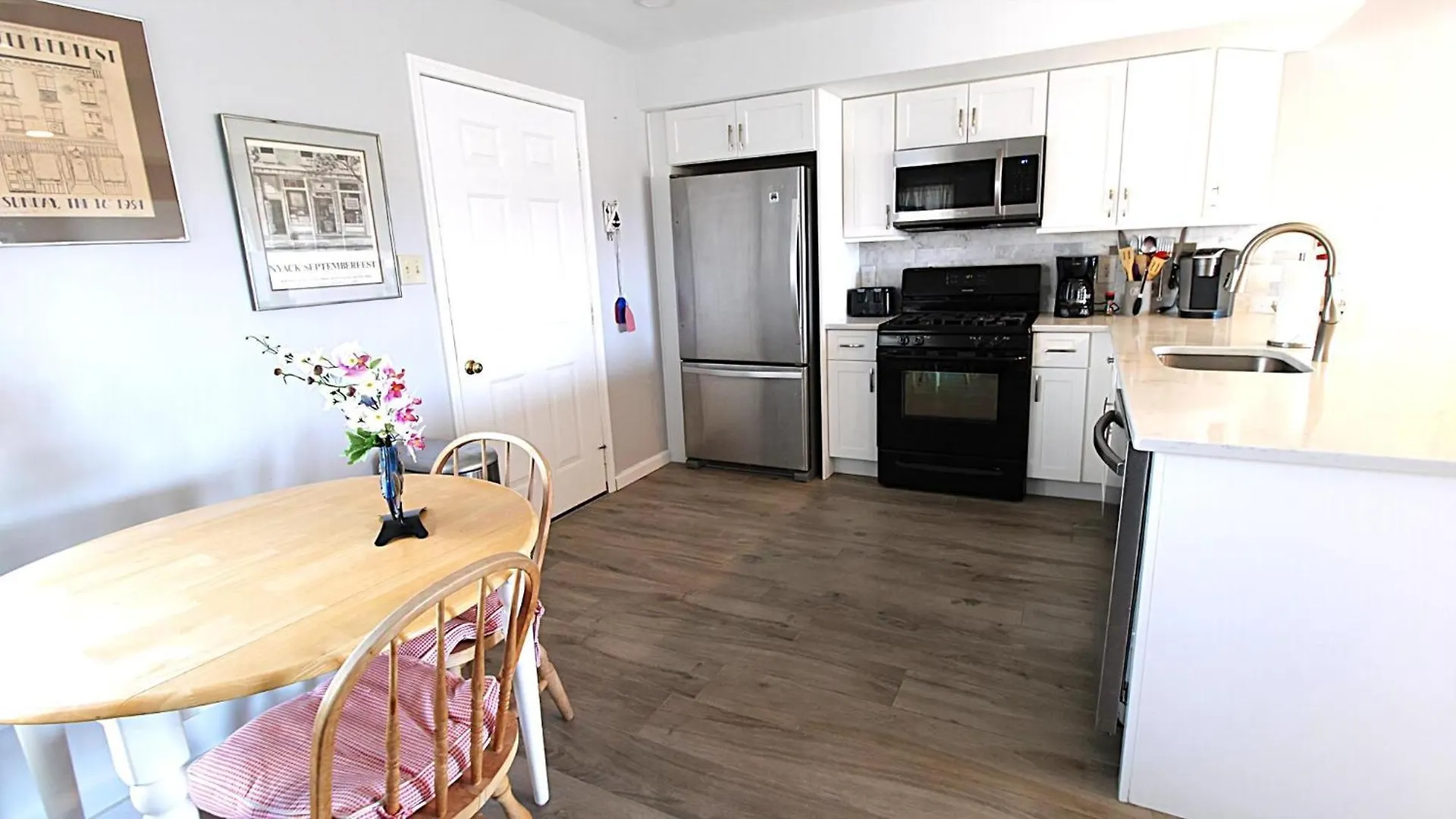 402 St, Place Apartment *