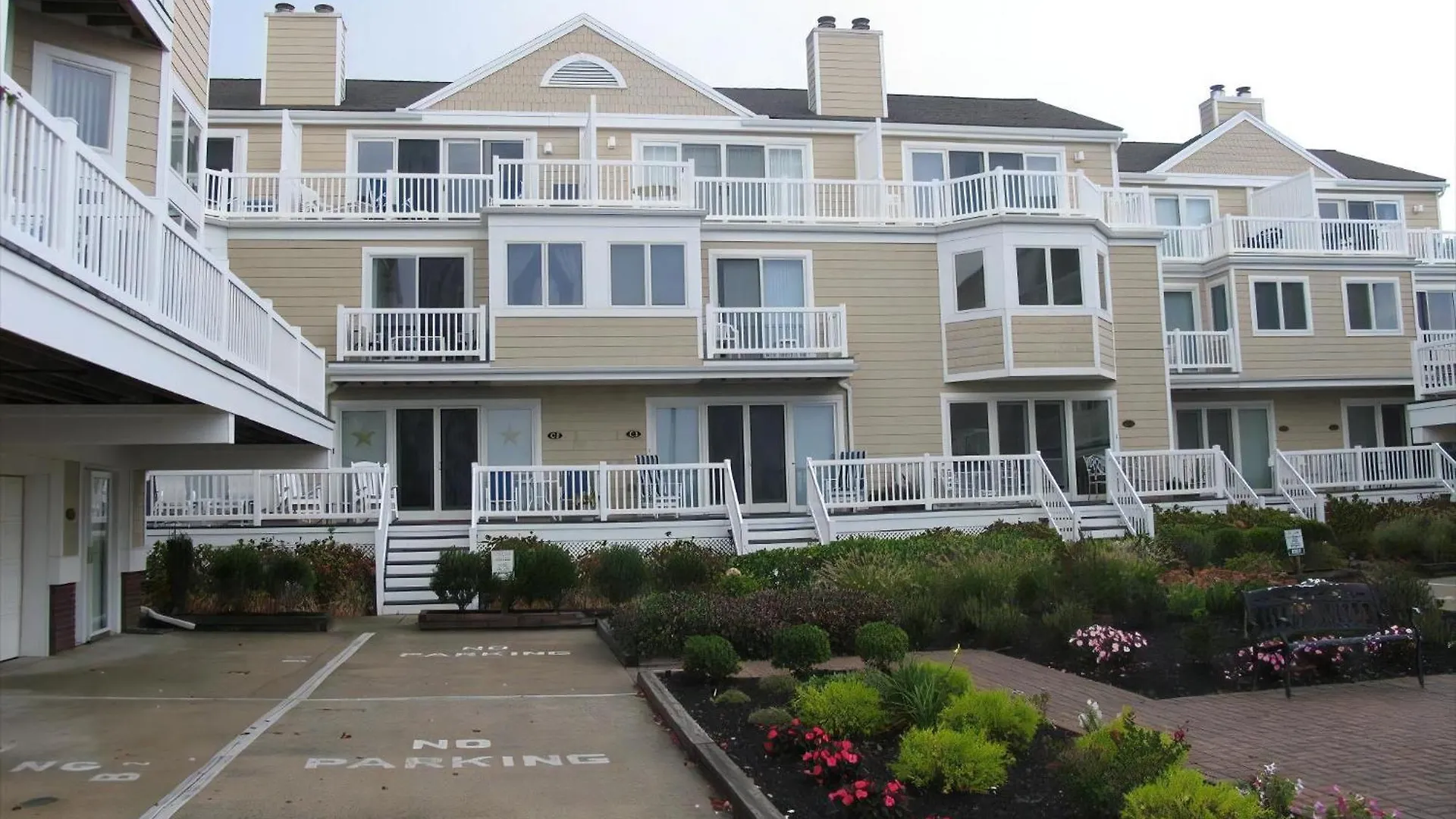 1107 Avenue, Unit C2 Apartment