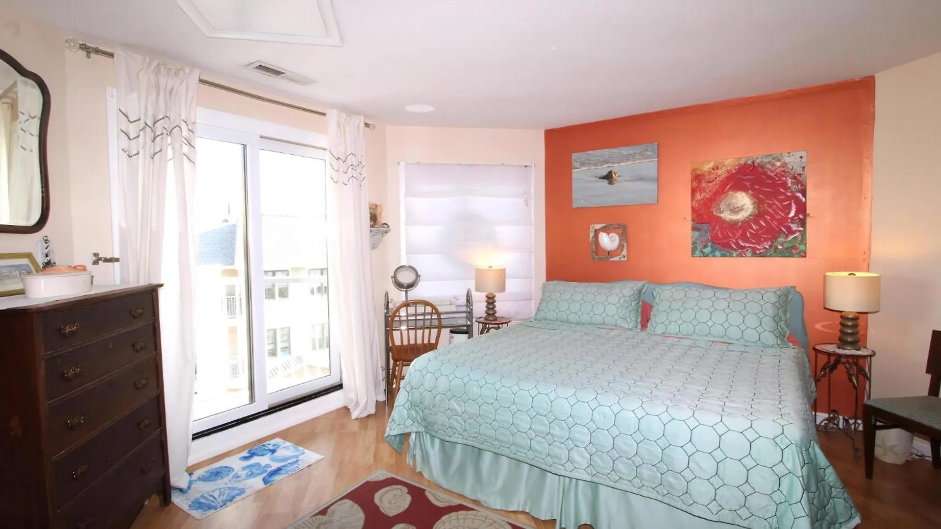 Apartment Capers302 *