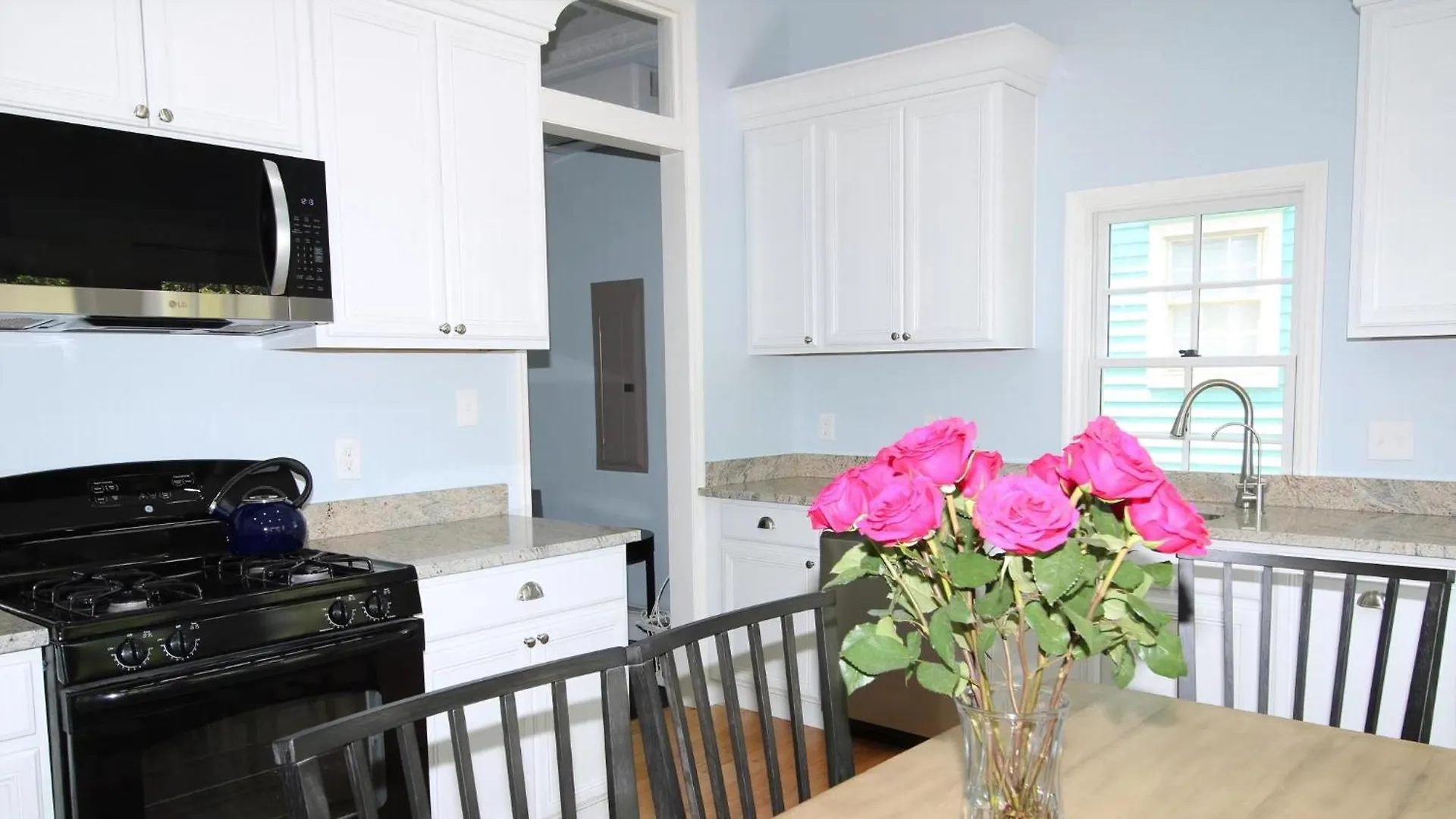 817 Stockton Avenue, 1 Apartment