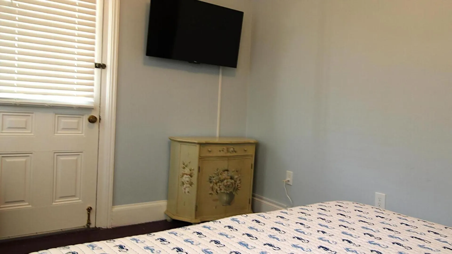 Apartment 817 Stockton Avenue, 1 *